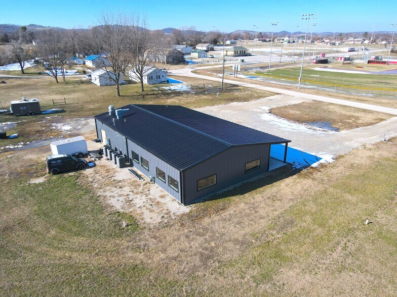 More Photos Of 311 9th st, Green Forest Flex For Sale