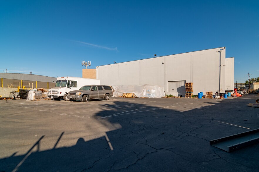 More Photos Of 8321 De Celis Pl, North Hills Warehouse For Lease