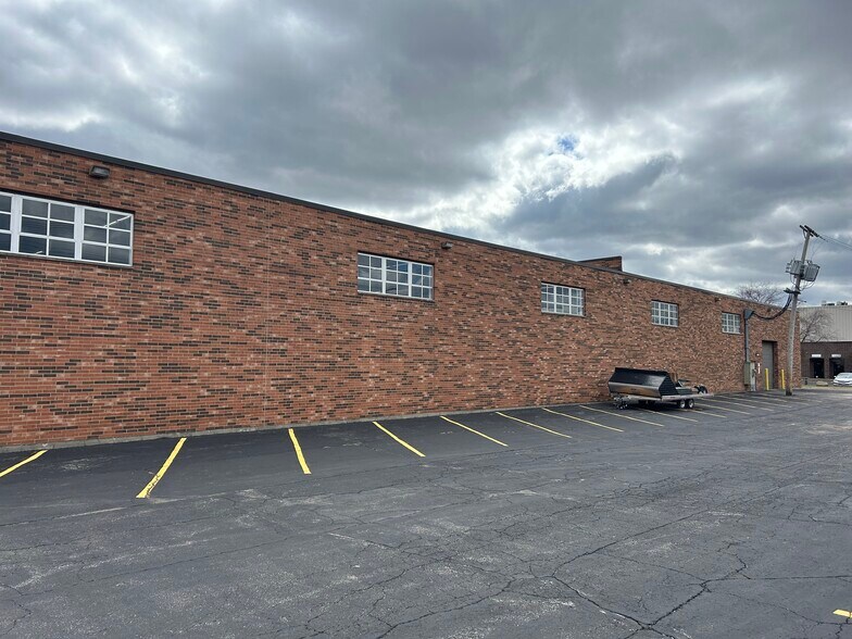 More Photos Of 1550 Arthur Ave, Elk Grove Village Warehouse For Lease