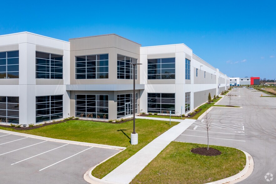 More Photos Of W210N12805 Gateway Xing, Germantown Distribution For Lease