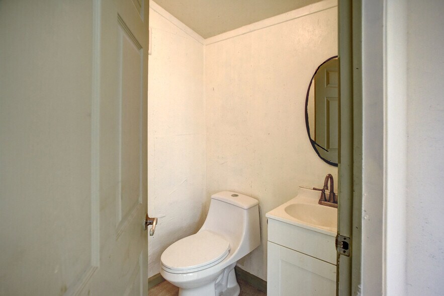 More Photos Of 901 Highway 21 W, Cedar Creek Land For Sale