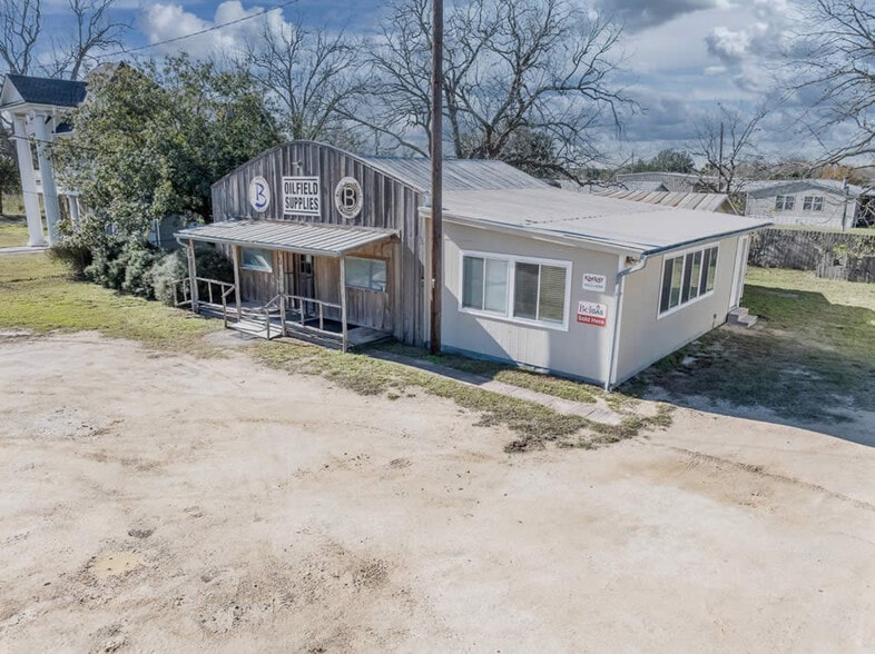 More Photos Of 713 N Riedel St, Yorktown Office For Sale