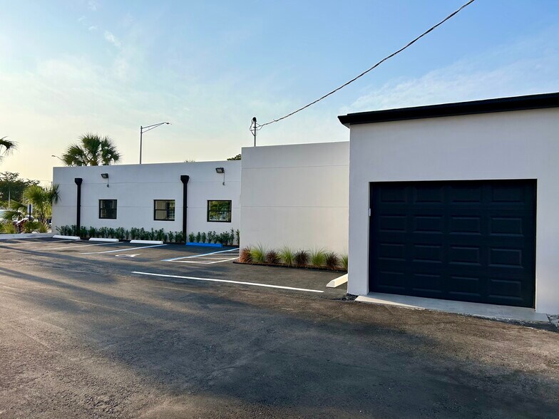 More Photos Of 2100 E Commercial Blvd, Fort Lauderdale Storefront Retail Office For Lease