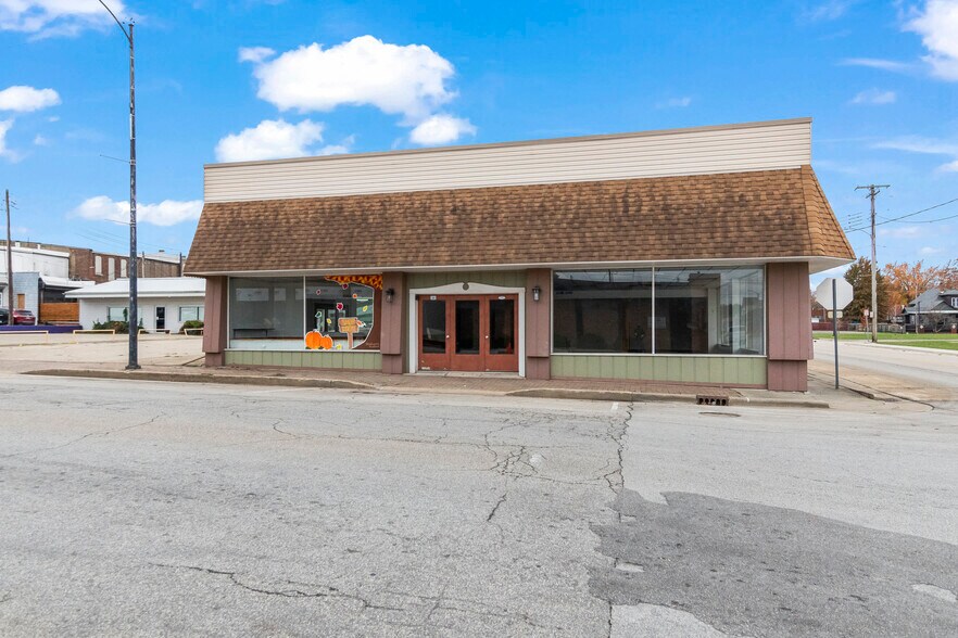 More Photos Of 222 W Main Cross St, Taylorville Showroom For Sale