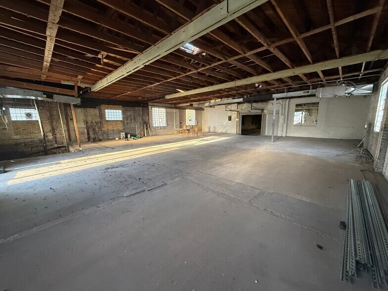 More Photos Of Barron Blvd, Grayslake Warehouse For Lease