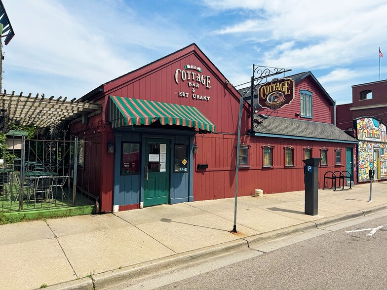Primary Photo Of 132 Fulton St, Grand Rapids Restaurant For Lease