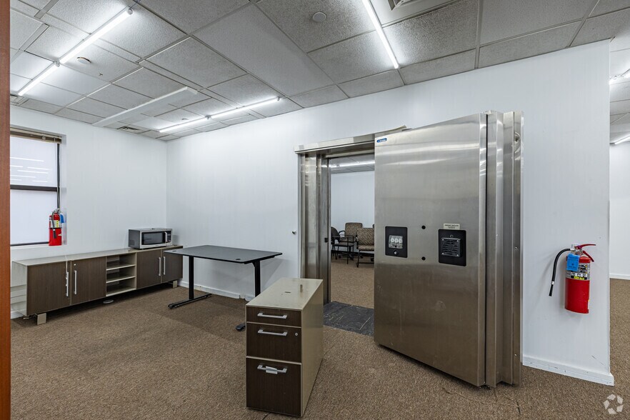 More Photos Of 201 N Wood Ave, Linden Bank For Lease