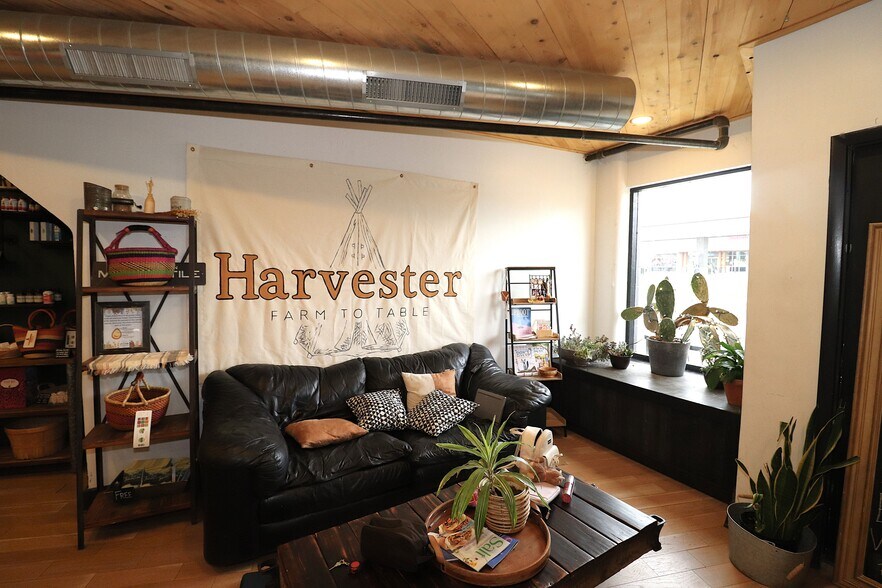 More Photos Of 142 S Broadway St, Blanchester Storefront Retail Residential For Sale