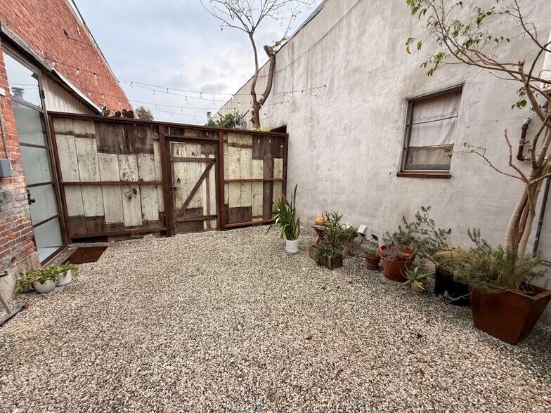 More Photos Of 209 San Juan Ave, Venice Flex For Lease