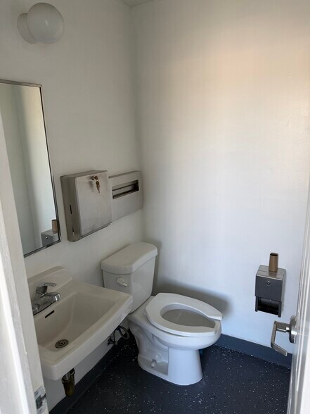 More Photos Of 11011 Glenoaks Blvd, Pacoima Warehouse For Lease