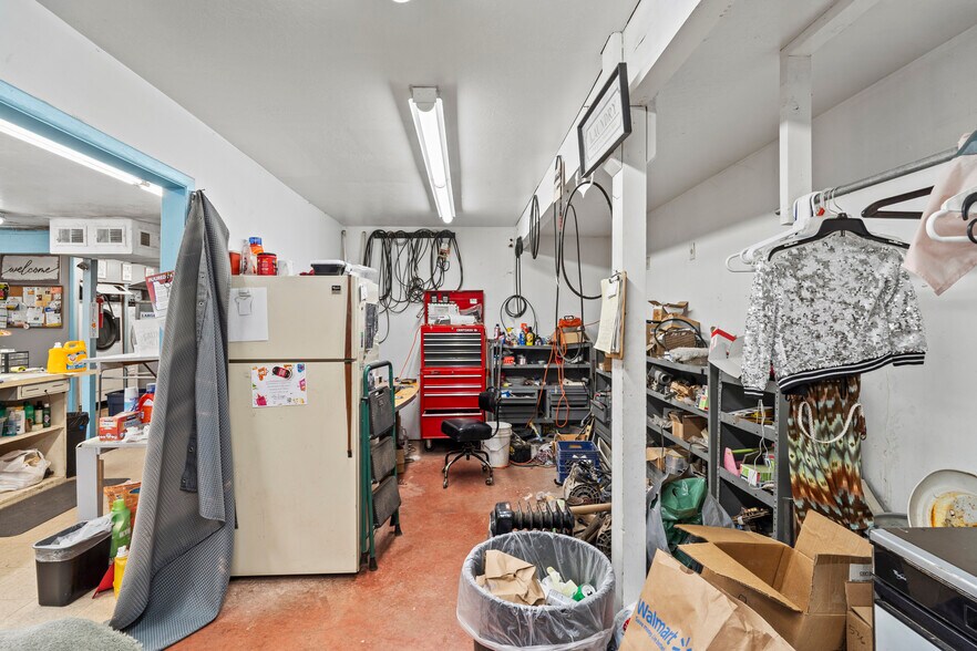 More Photos Of 120 S Hussey Ave, Cave Junction Specialty For Sale