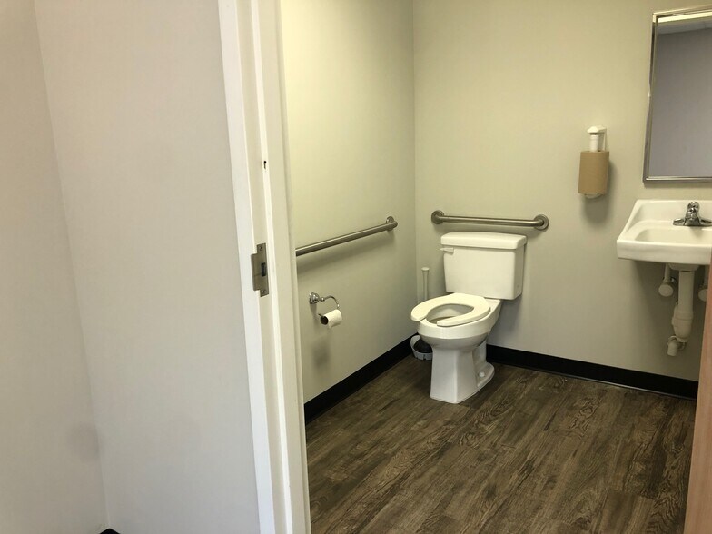 More Photos Of 508 Holly Hill Ln, Burlington Office Residential For Lease