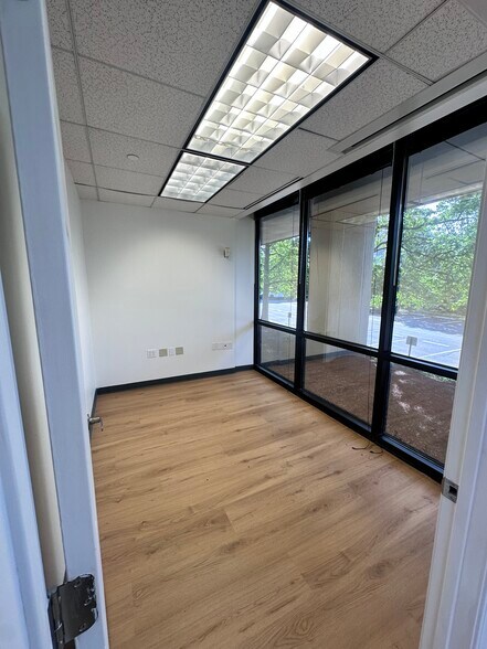 More Photos Of 730 Holiday Dr, Pittsburgh Office For Lease