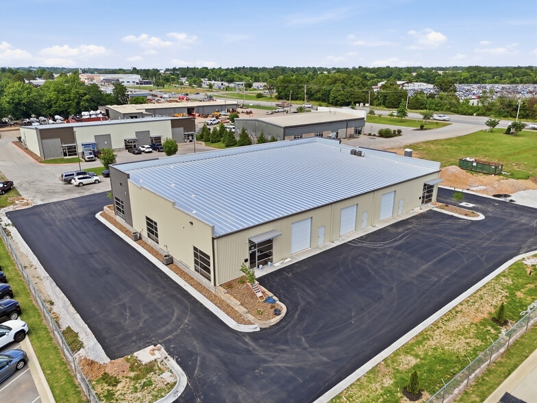 More Photos Of 2420 S 8th St, Rogers Flex For Lease