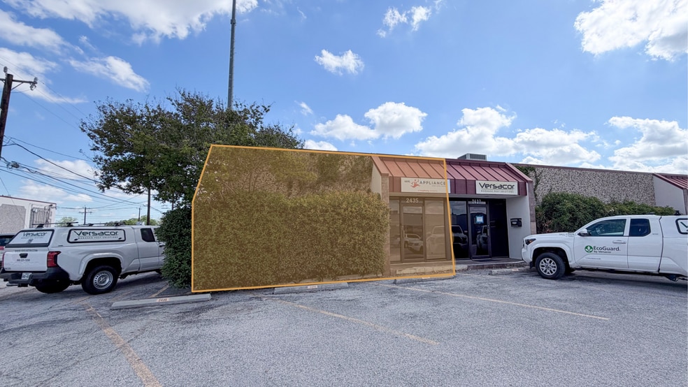 More Photos Of 2435-2441 Boardwalk St, San Antonio Showroom For Lease