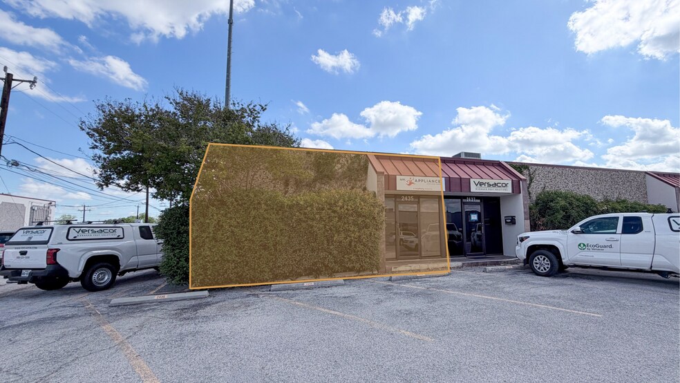 More Photos Of 2435-2441 Boardwalk St, San Antonio Showroom For Lease