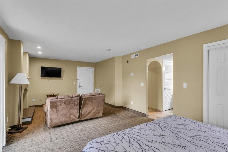 More Photos Of 1907 N Cunningham Ave, Urbana Hotel For Sale