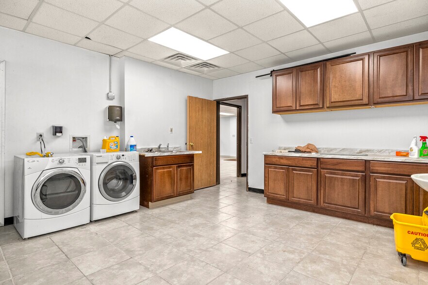 More Photos Of 24724 Lahser Rd, Southfield Office For Sale