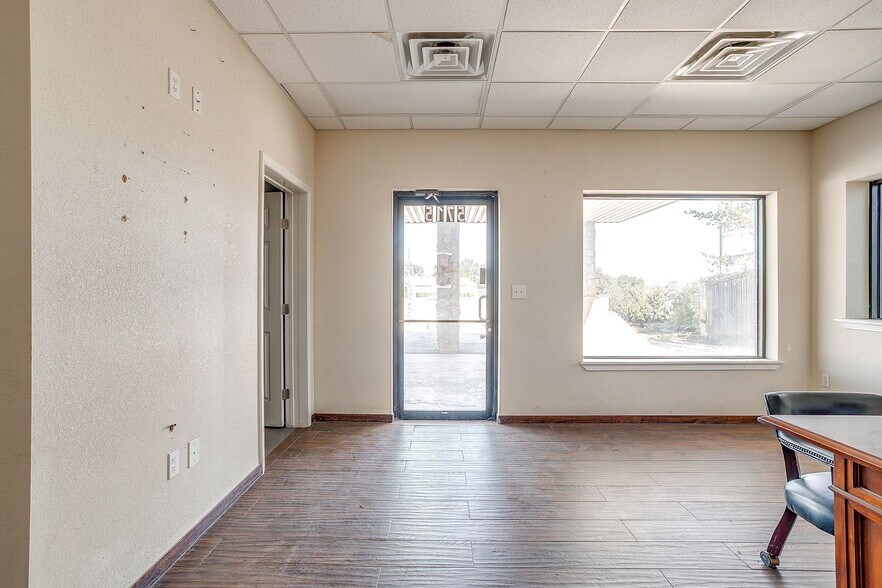 More Photos Of 5715 Azle Ave, Fort Worth Storefront Retail Office For Lease