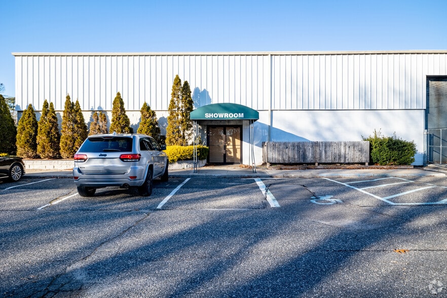 More Photos Of 885 Waverly Ave, Holtsville Warehouse For Lease