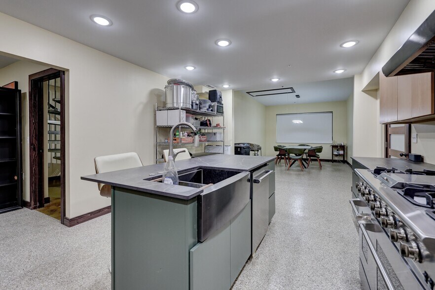 More Photos Of 102 S Wall Ave, Joplin General Retail For Lease