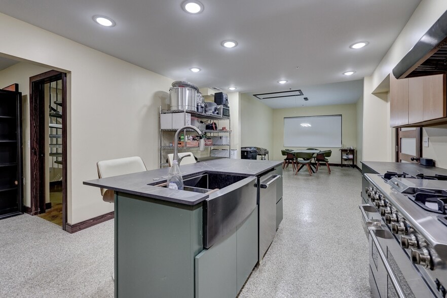 More Photos Of 102 S Wall Ave, Joplin Office For Sale