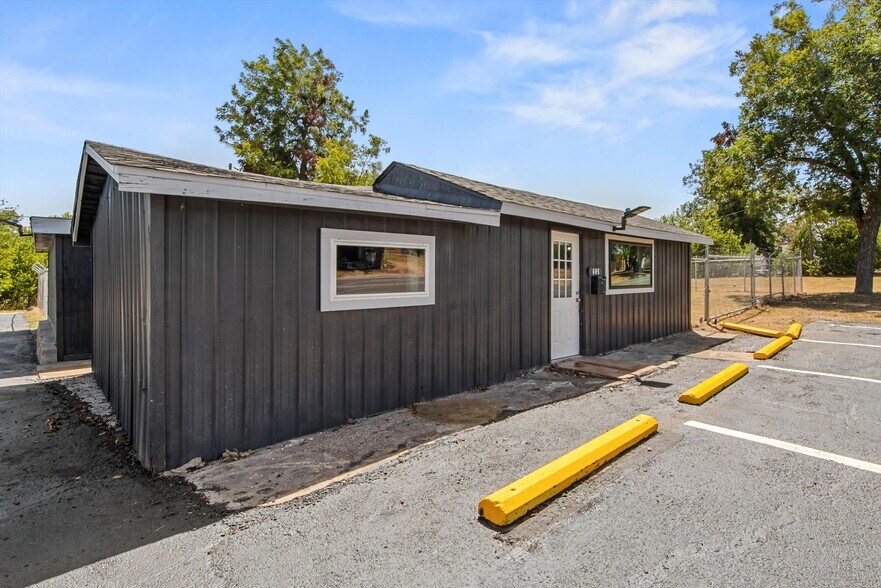 More Photos Of 605 Martin Luther King Junior Dr, Temple Warehouse For Sale
