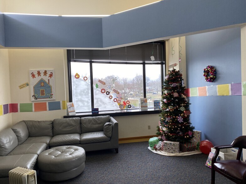 More Photos Of 207 S McLean St, Lincoln Office For Sale