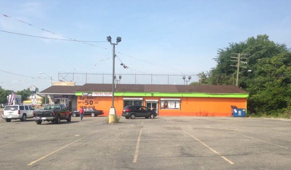 More Photos Of 2662 W Davison, Detroit Storefront For Lease