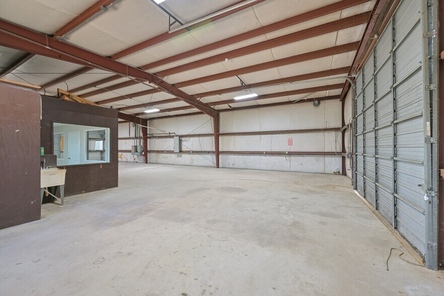 More Photos Of 314 E Walker St, League City Warehouse For Lease