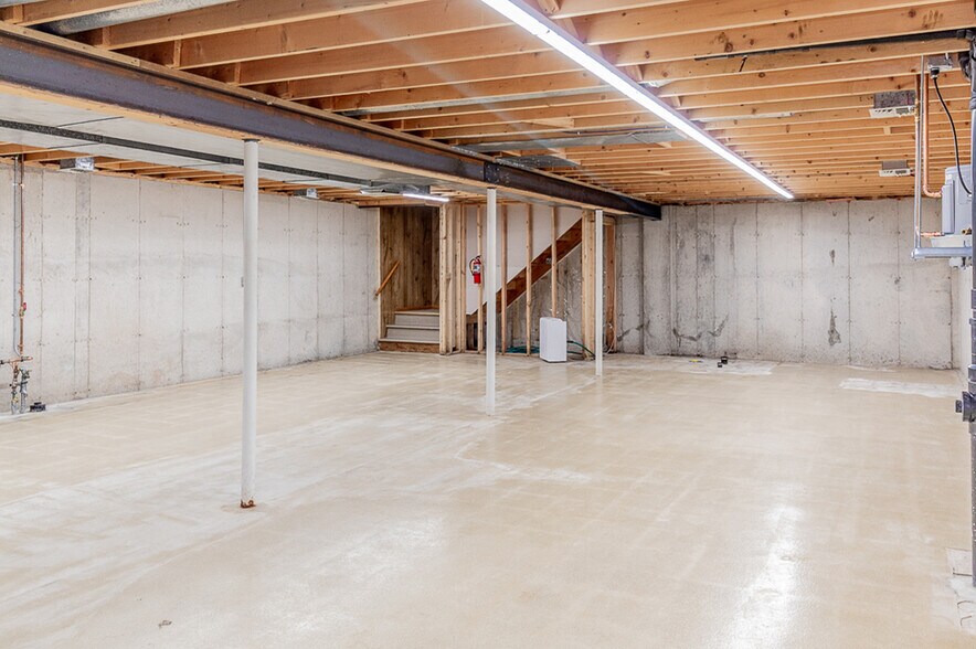 More Photos Of 104 S Main St, Marion Office For Sale