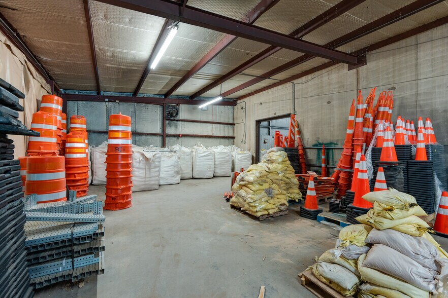 More Photos Of 2333-2337 Delante St, Haltom City Warehouse For Sale