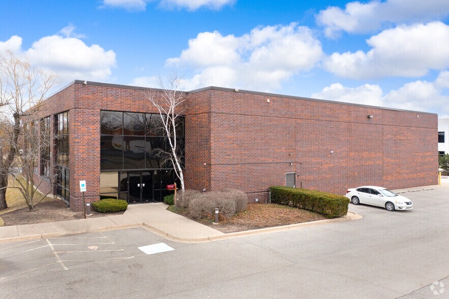 Primary Photo Of 600 Heathrow Dr, Lincolnshire Industrial For Lease