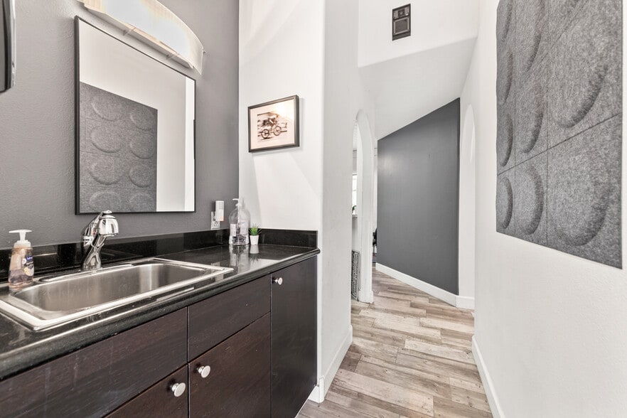 More Photos Of 1714 17th St, Santa Monica Medical For Sale