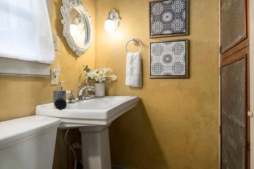 More Photos Of 104 E Austin St, Fredericksburg Storefront Retail Residential For Sale