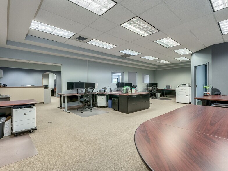 More Photos Of 1215 NE Baker St, Mcminnville Office For Sale