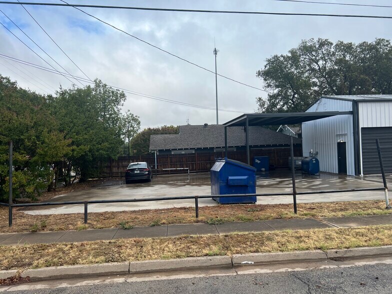 More Photos Of 424 W Henderson St, Cleburne Auto Dealership For Lease