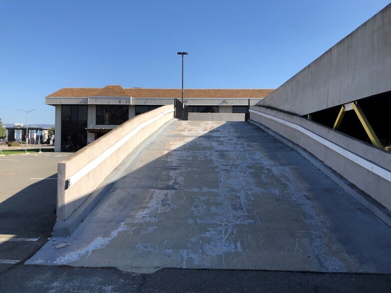 More Photos Of 7717 Edgewater Dr, Oakland Office For Sale