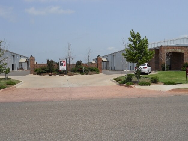 More Photos Of 625 Enterprise Dr, Edmond Showroom For Lease