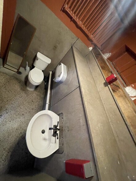 More Photos Of 418 S Tucker Blvd, Saint Louis Self Storage For Lease