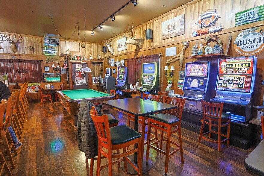 More Photos Of 702 Newmark St, Coos Bay Bar For Sale
