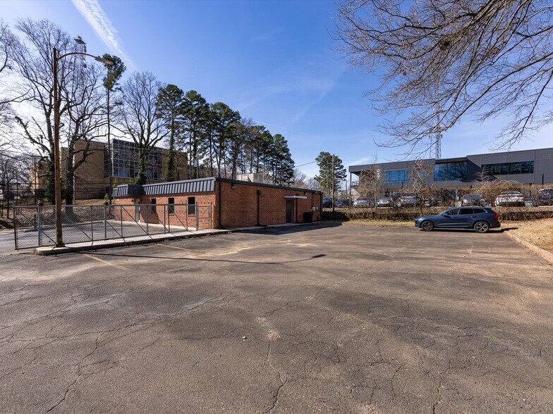 More Photos Of 1812 W Morehead St, Charlotte Office Residential For Lease