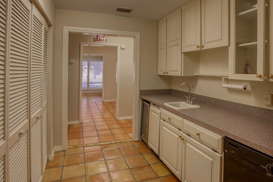 More Photos Of 80 Bonnie Loch Ct, Orlando Office For Lease