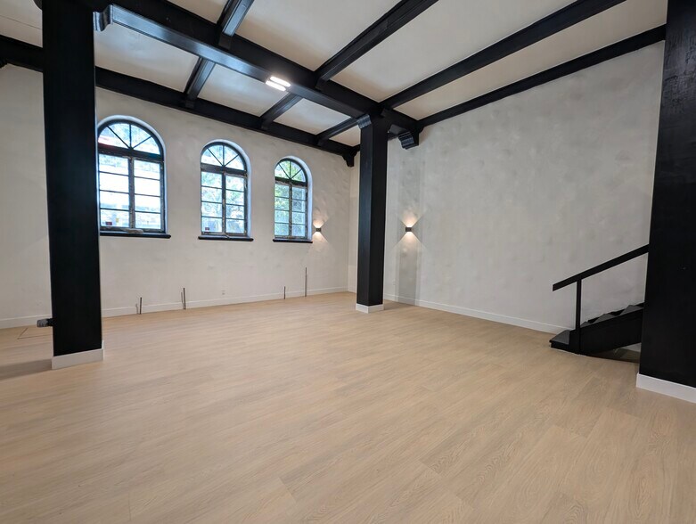 More Photos Of 1861 Whitley Ave, Los Angeles Apartments For Lease