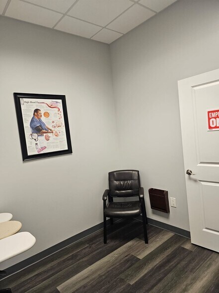 More Photos Of 121 Tom Hill Sr Blvd, Macon-Bibb Storefront Retail Office For Lease