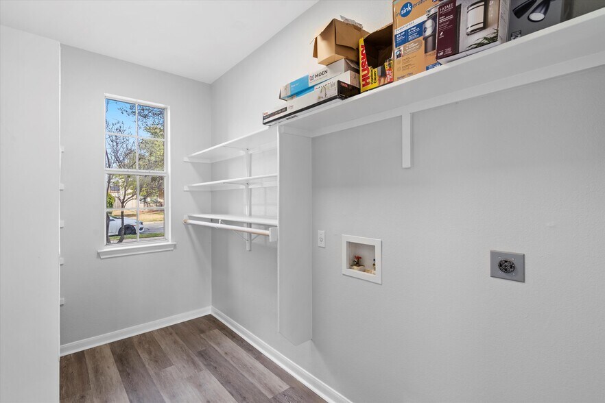 More Photos Of 113 Holmstrom St, Hutto Specialty For Sale