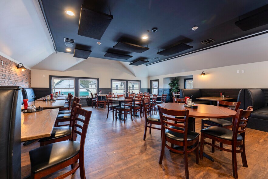 323 Main St, Wakefield, RI 02879 Storefront Retail Residential For