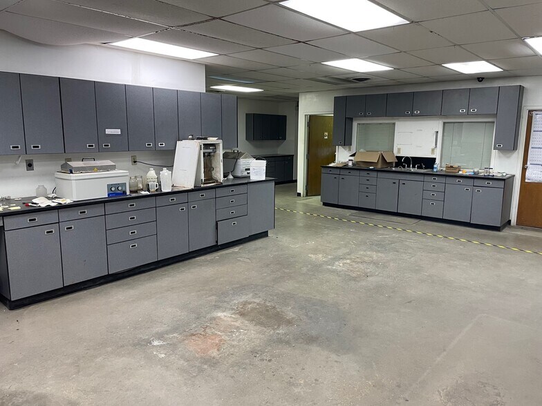 More Photos Of 7118 N Hwy 81, Duncan Unknown For Lease