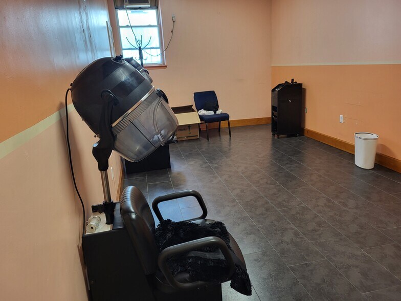 More Photos Of 1688 Webster Ave, Bronx Drugstore For Lease