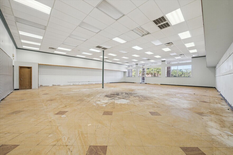 More Photos Of 16512-16580 El Camino Real St, Houston Storefront For Lease